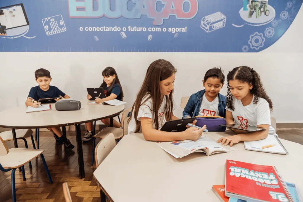 Alunos aprendendo juntos em sala de aula