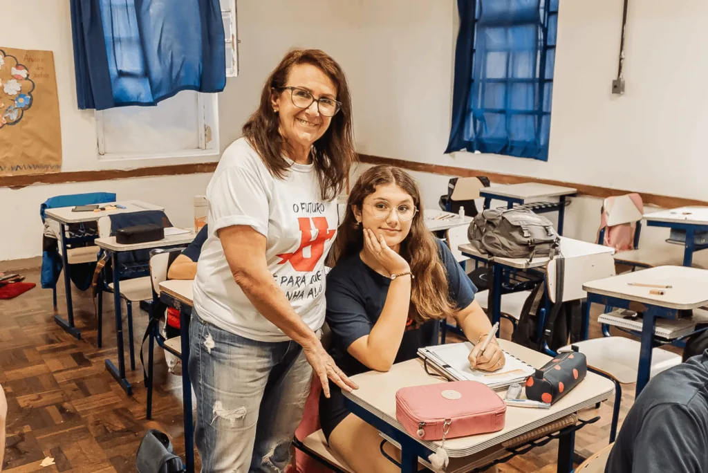 Professora acompanhando uma estudante do Ensino Médio