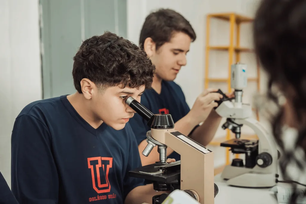 Estudantes em atividade no laboratório de ciências