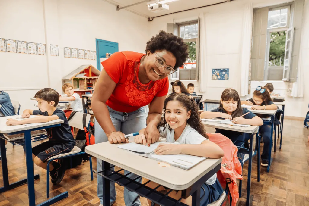 Professora e alunos em uma atividade colaborativa